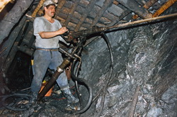 Erzgebirge Uranbergbau der Wismut, Hauer beim bohren der Sprenglöcher